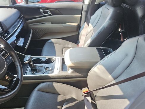Certified 2025 Kia Carnival FWD image 4