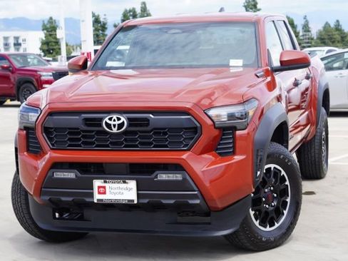 Certified 2025 Toyota Tacoma TRD Off-Road image 4