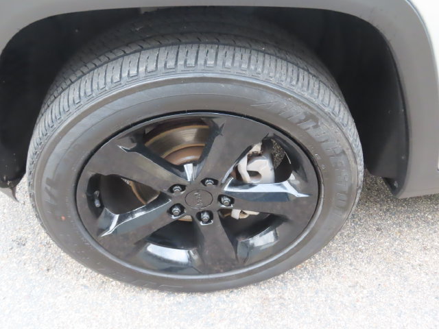 Used 2023 Jeep Grand Cherokee Altitude AWD/4WD image 17