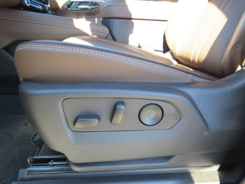 Used 2025 Chevrolet Suburban High Country image 19