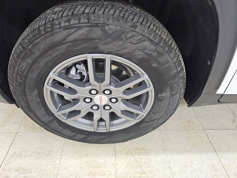 Used 2025 GMC Acadia Elevation image 11