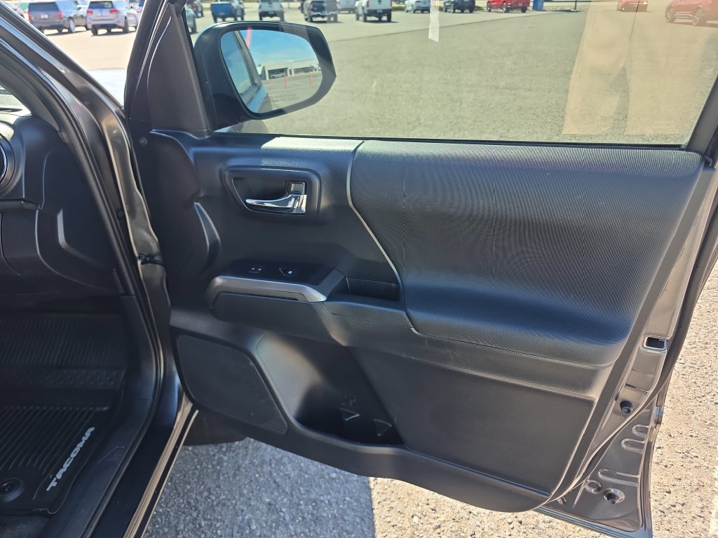 Used 2019 Toyota Tacoma TRD Off-Road w/ Technology Package AWD/4WD image 32