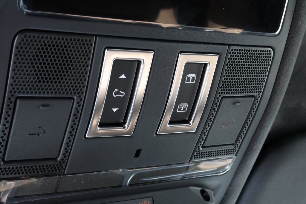 New 2026 Land Rover Defender 130 V8 AWD/4WD image 31