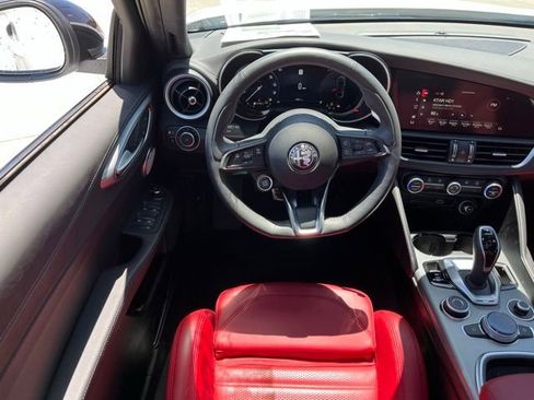 Used 2025 Alfa Romeo Giulia RWD image 13