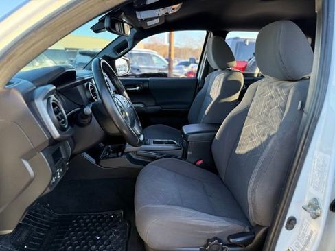 Used 2018 Toyota Tacoma TRD Sport image 2