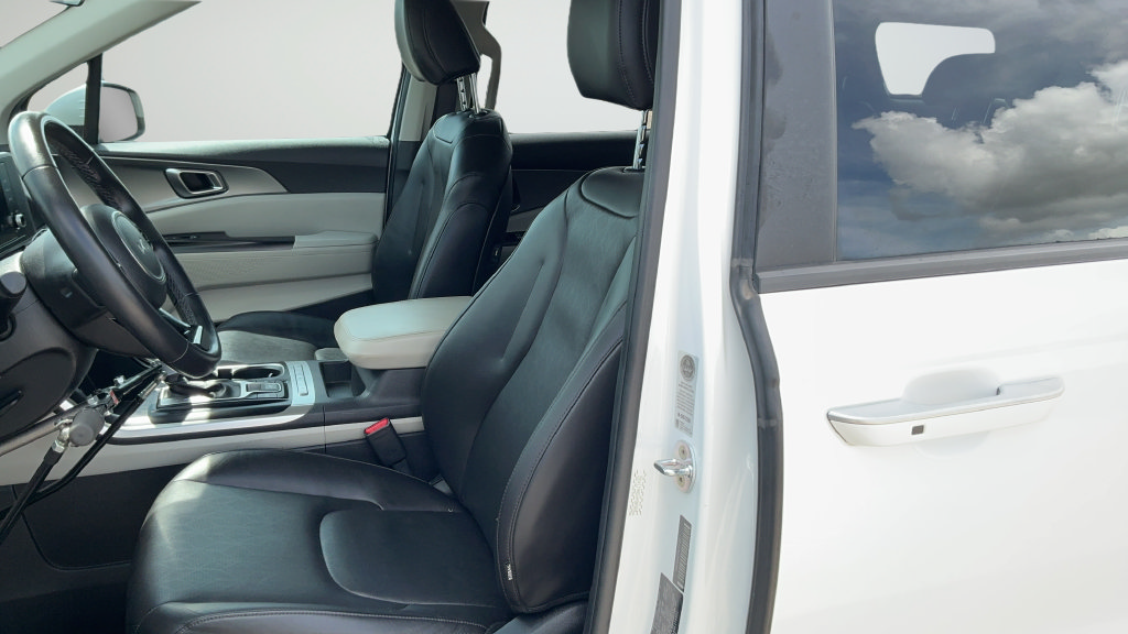 Used 2022 Kia Carnival LX FWD image 17