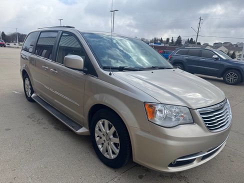 Used 2014 Chrysler Town & Country Touring image 24