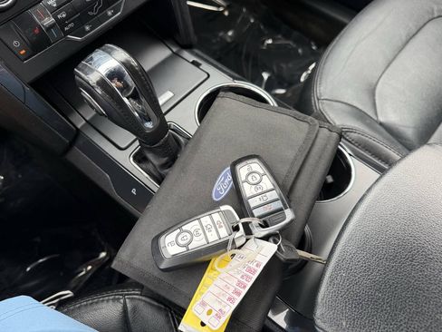Used 2018 Ford Explorer XLT w/ Equipment Group 202A FWD image 24