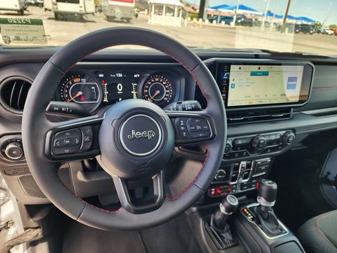 Used 2024 Jeep Wrangler Unlimited Rubicon image 2