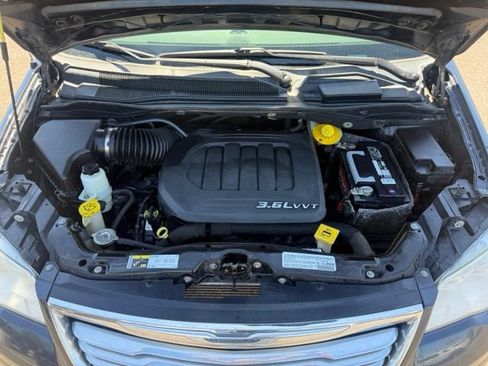 Used 2014 Chrysler Town & Country Touring FWD image 30
