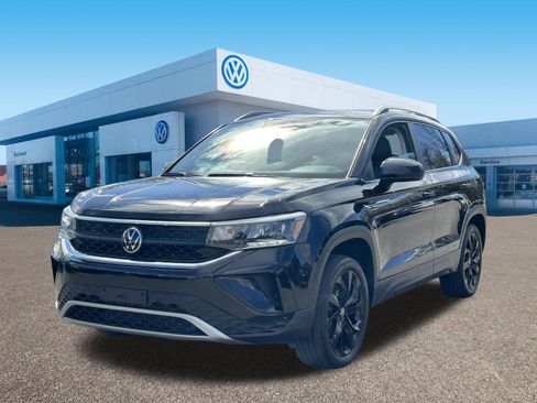 Used 2023 Volkswagen Taos SE w/ Panoramic Sunroof Package image 3