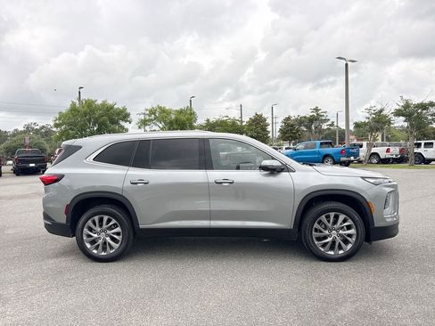 Used 2025 Buick Enclave Preferred FWD image 2