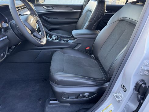 New 2026 Jeep Grand Cherokee Altitude image 21