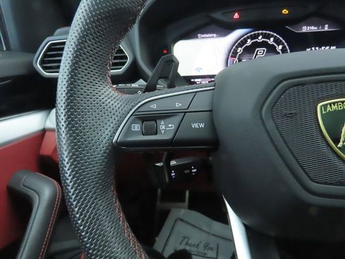 Used 2022 Lamborghini Urus image 11