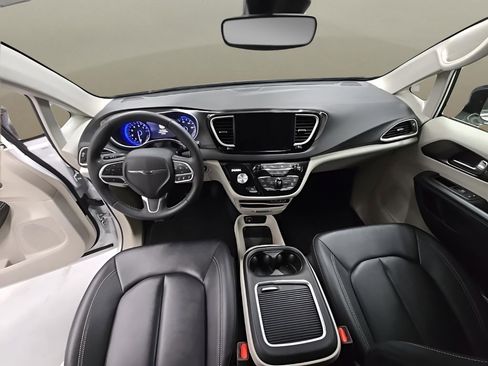 Used 2024 Chrysler Pacifica Touring-L image 22