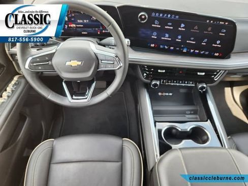 Used 2025 Chevrolet Suburban Premier RWD image 3