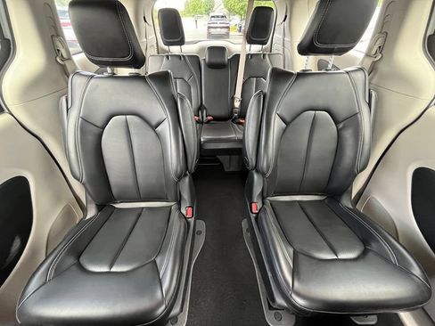 Used 2023 Chrysler Pacifica Touring-L FWD image 24