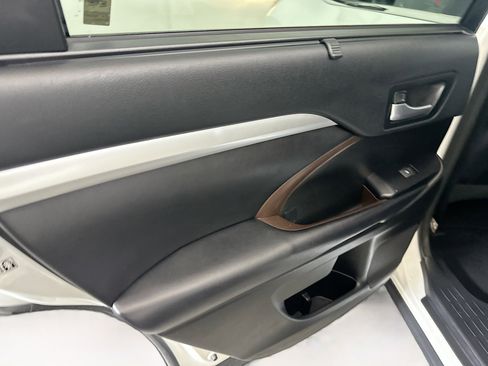 Used 2018 Toyota Highlander XLE image 26