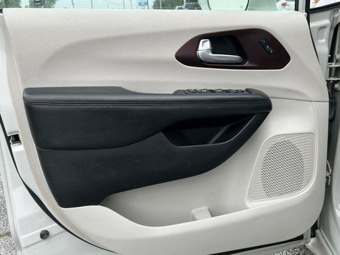 Used 2017 Chrysler Pacifica Limited FWD image 18