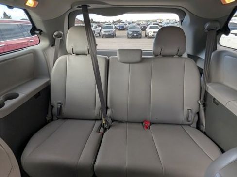 Used 2017 Toyota Sienna XLE image 5