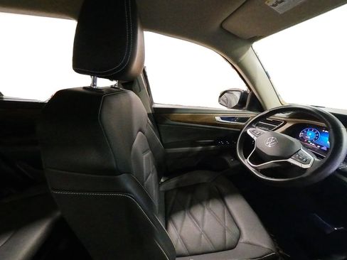 Used 2025 Volkswagen Atlas SE image 42