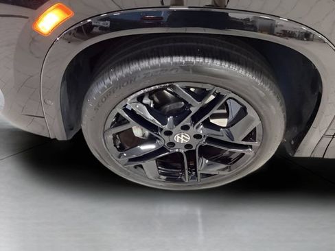 Certified 2025 Volkswagen Tiguan SE R-Line AWD/4WD image 21