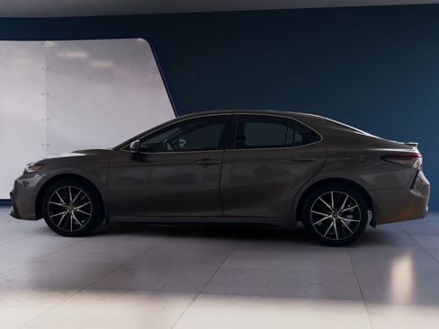 Used 2023 Toyota Camry SE image 2