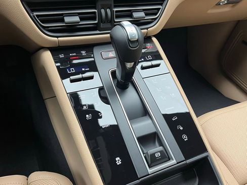 Used 2026 Porsche Macan image 11