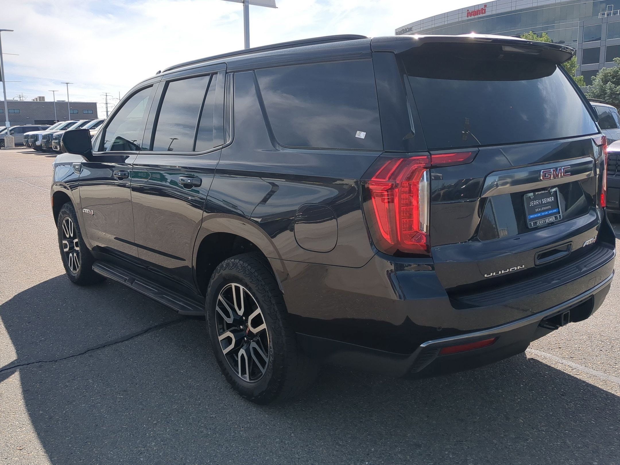Used 2023 GMC Yukon AT4 w/ Technology Package AWD/4WD image 4