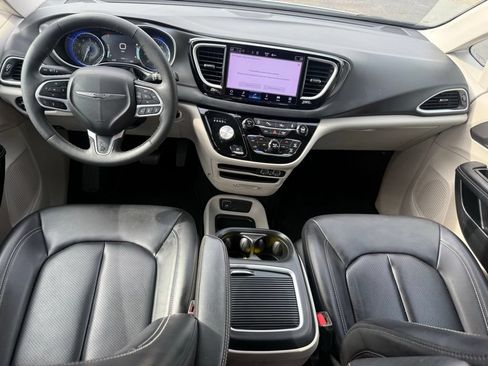 Used 2023 Chrysler Pacifica Touring-L FWD image 7