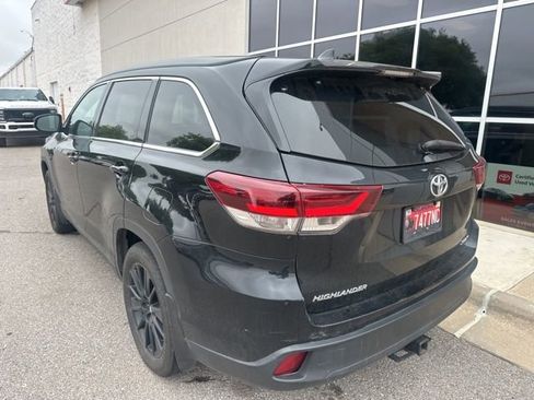 Used 2019 Toyota Highlander SE AWD/4WD image 6