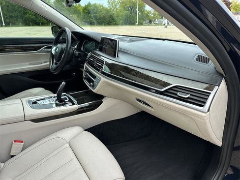 Used 2019 BMW 740i w/ Executive Package RWD image 42