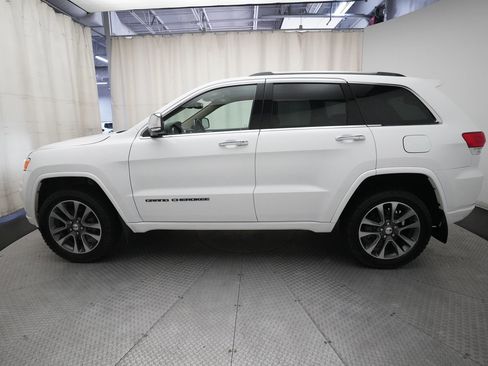Used 2018 Jeep Grand Cherokee Overland AWD/4WD image 24