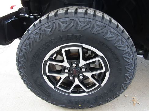 Used 2025 Jeep Wrangler Unlimited Rubicon w/ Convenience Group AWD/4WD image 26