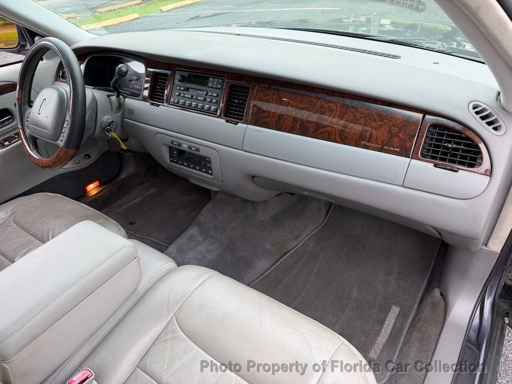 Used 1999 Lincoln Town Car Signature RWD image 32