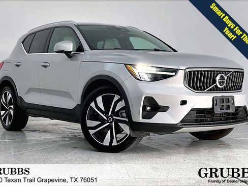 Used 2023 Volvo XC40 B5 Plus image 1