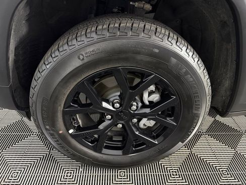 Used 2025 Jeep Grand Cherokee Altitude image 12