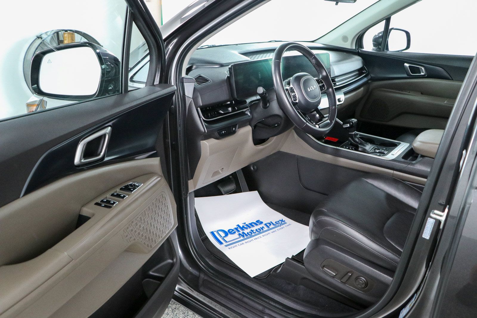 Used 2025 Kia Carnival FWD image 3