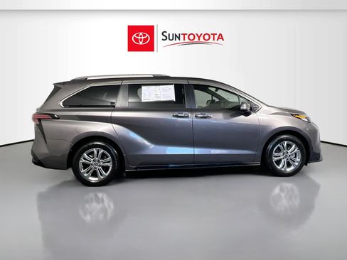 Used 2022 Toyota Sienna Platinum image 2