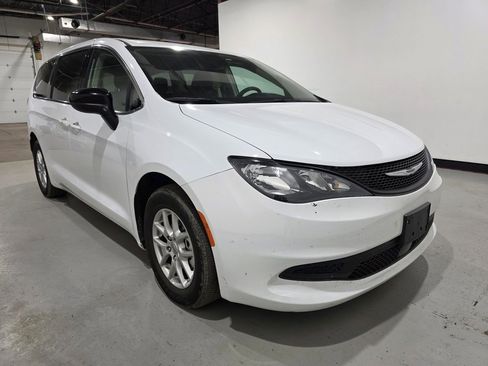 Used 2024 Chrysler Voyager LX image 6