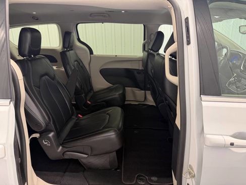 Used 2023 Chrysler Pacifica Touring-L FWD image 13