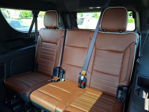 Used 2023 GMC Yukon XL Denali Ultimate AWD/4WD image 10