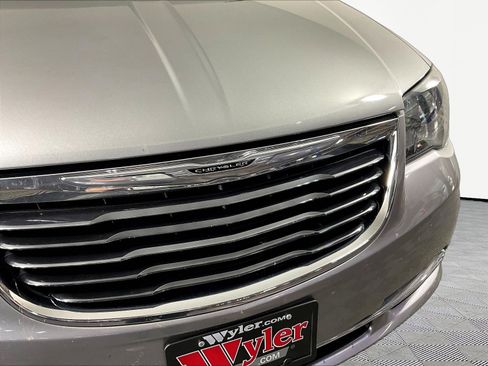 Used 2014 Chrysler Town & Country S FWD image 33