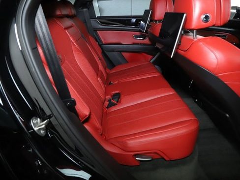 Used 2022 Bentley Bentayga image 28