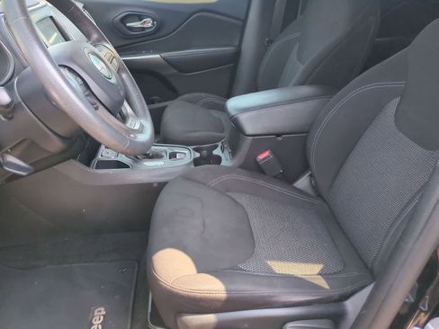 Used 2019 Jeep Cherokee Latitude w/ Popular Appearance Group FWD image 17