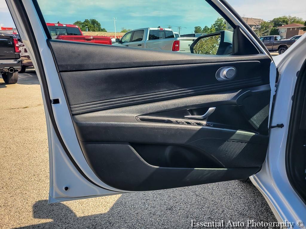 Used 2025 Hyundai Elantra SEL FWD image 25