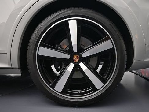 Certified 2026 Porsche Cayenne GTS AWD/4WD image 44