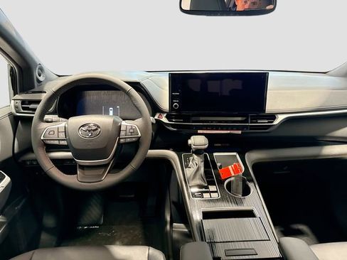 New 2026 Toyota Sienna XLE Woodland Edition AWD/4WD image 19