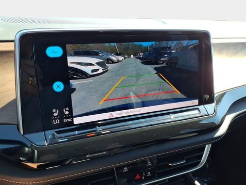 Certified 2025 Volkswagen Atlas SE image 27