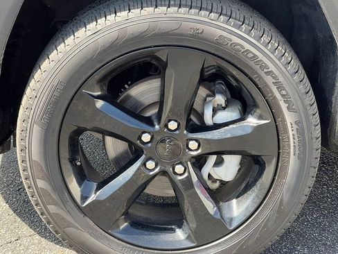 Used 2024 Jeep Grand Cherokee Limited w/ Luxury Tech Group II image 7